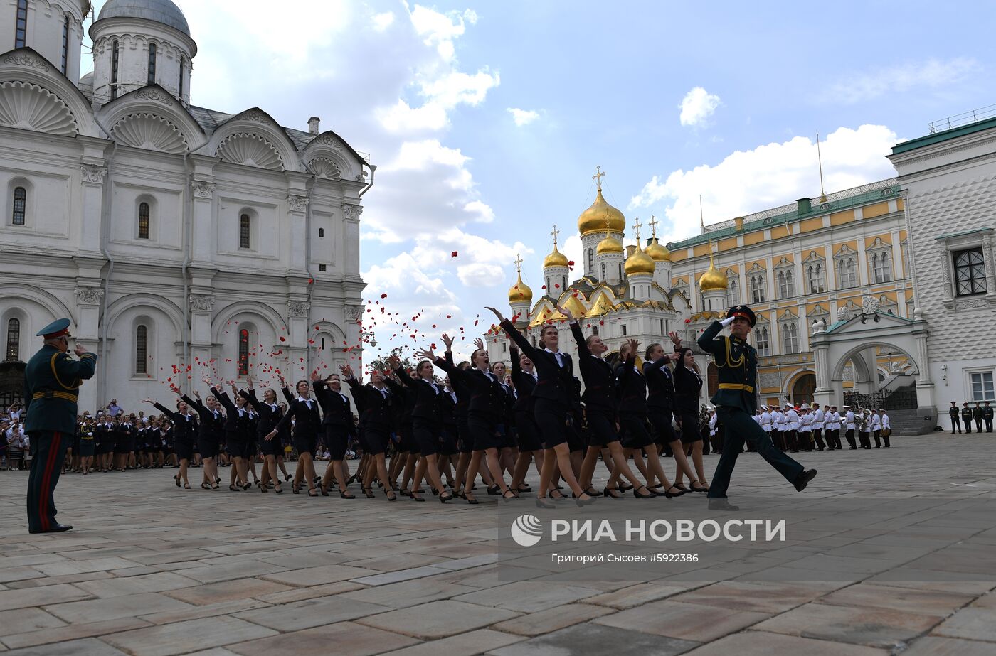 Вручение дипломов выпускникам военных вузов  на Соборной площади Кремля