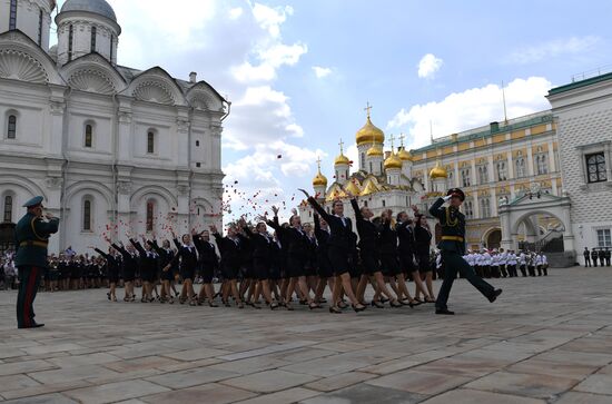 Вручение дипломов выпускникам военных вузов  на Соборной площади Кремля