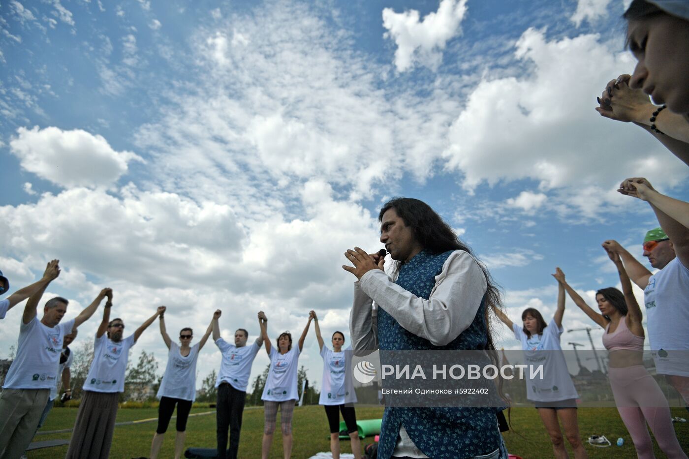 Международный фестиваль йоги в парке "Зарядье"