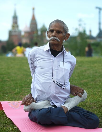 Международный фестиваль йоги в парке "Зарядье"