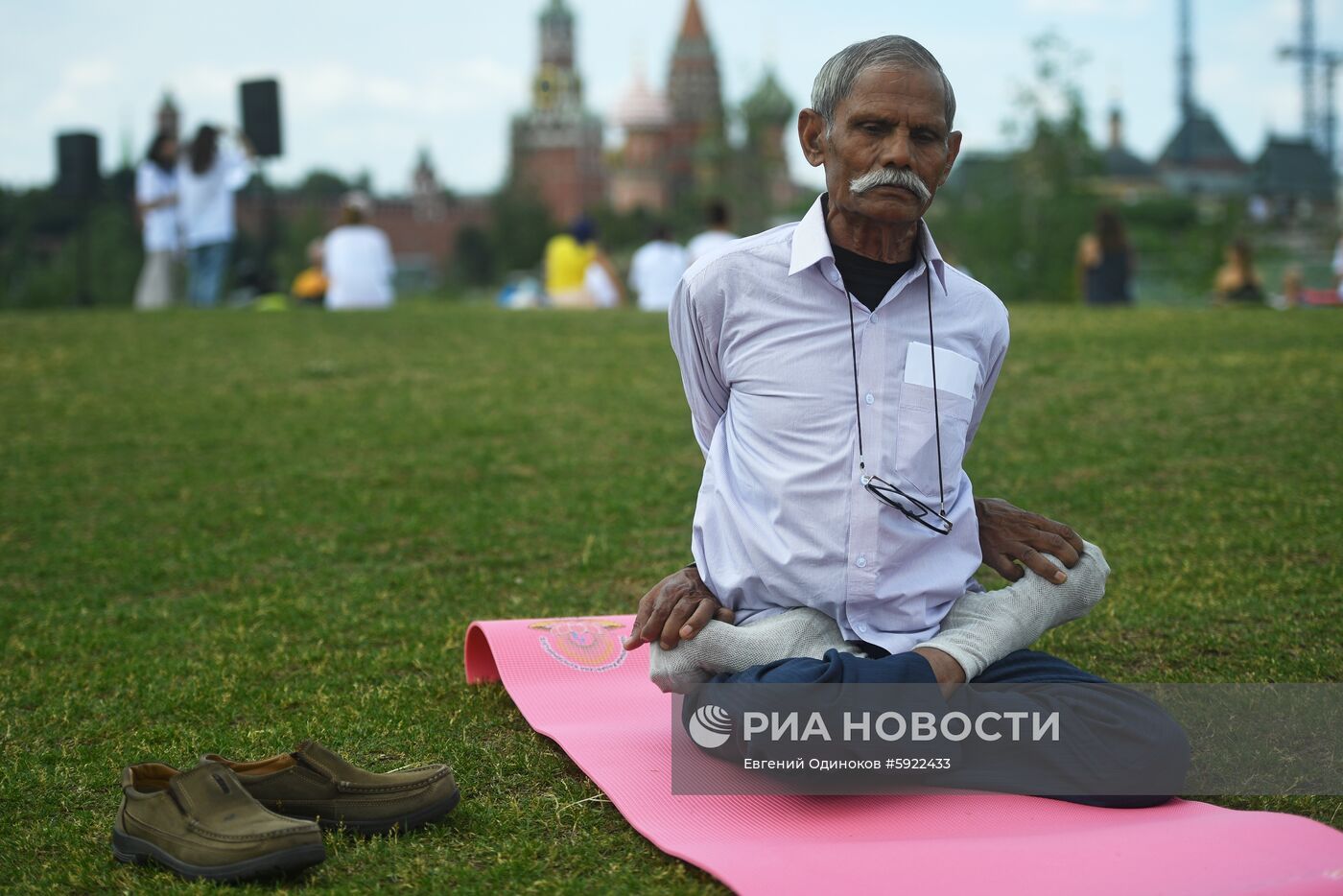 Международный фестиваль йоги в парке "Зарядье"