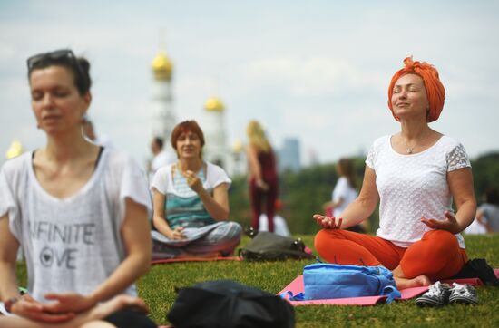 Международный фестиваль йоги в парке "Зарядье"