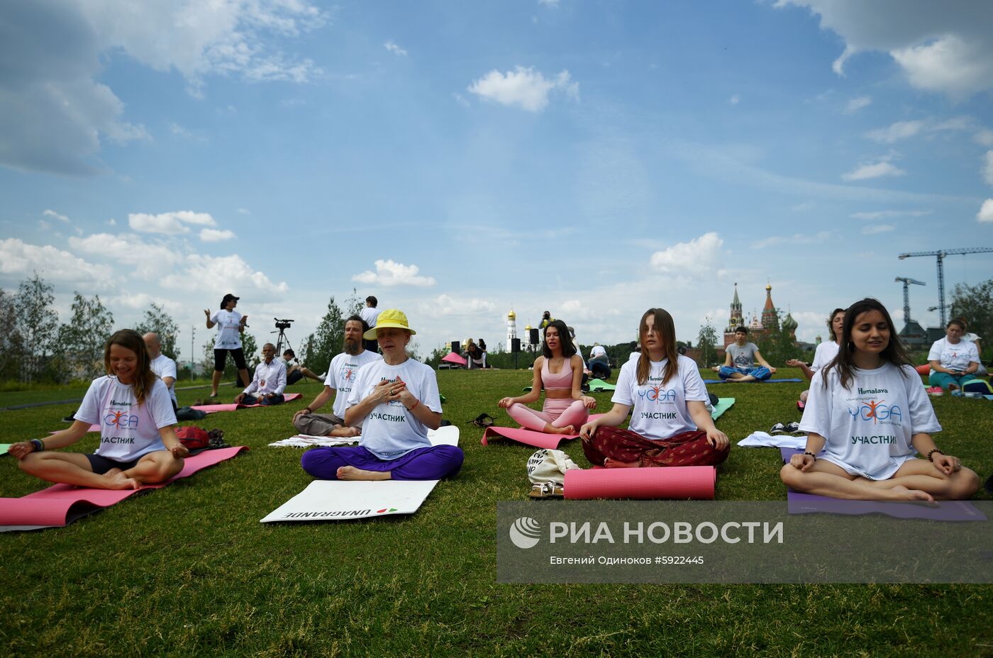 Международный фестиваль йоги в парке "Зарядье"