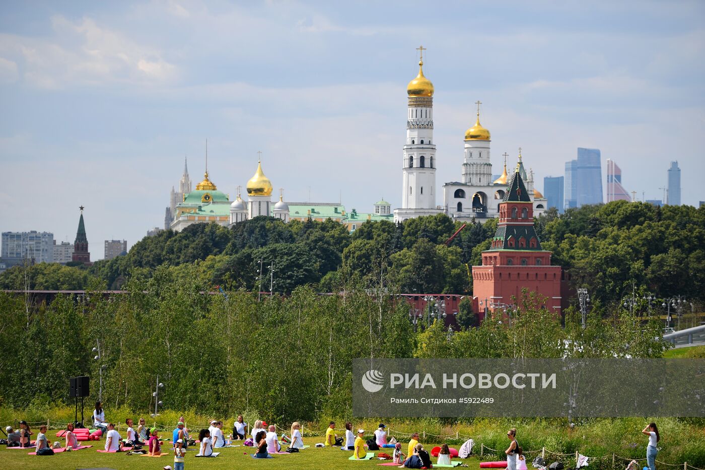Международный фестиваль йоги в парке "Зарядье"