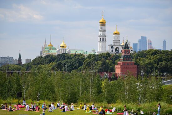 Международный фестиваль йоги в парке "Зарядье"