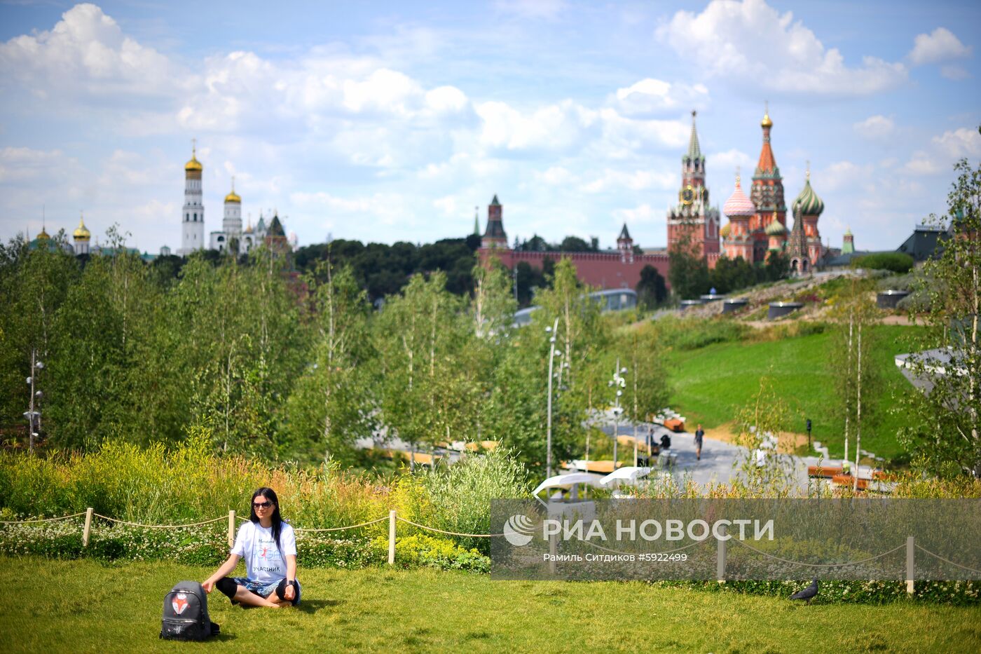 Международный фестиваль йоги в парке "Зарядье"