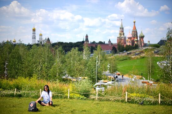 Международный фестиваль йоги в парке "Зарядье"