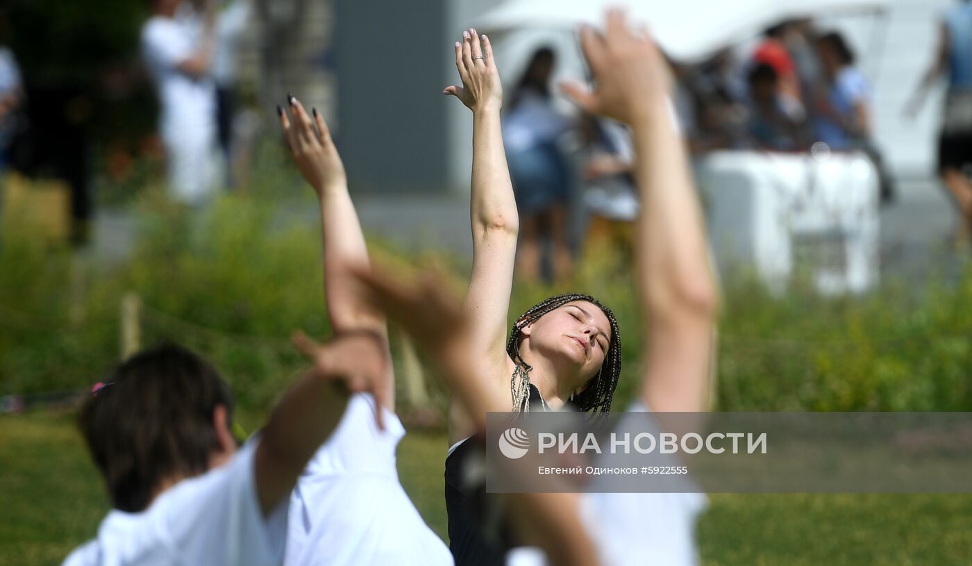 Международный фестиваль йоги в парке "Зарядье"