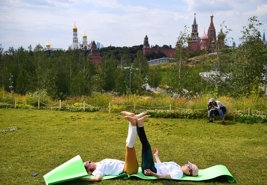 Международный фестиваль йоги в парке "Зарядье"