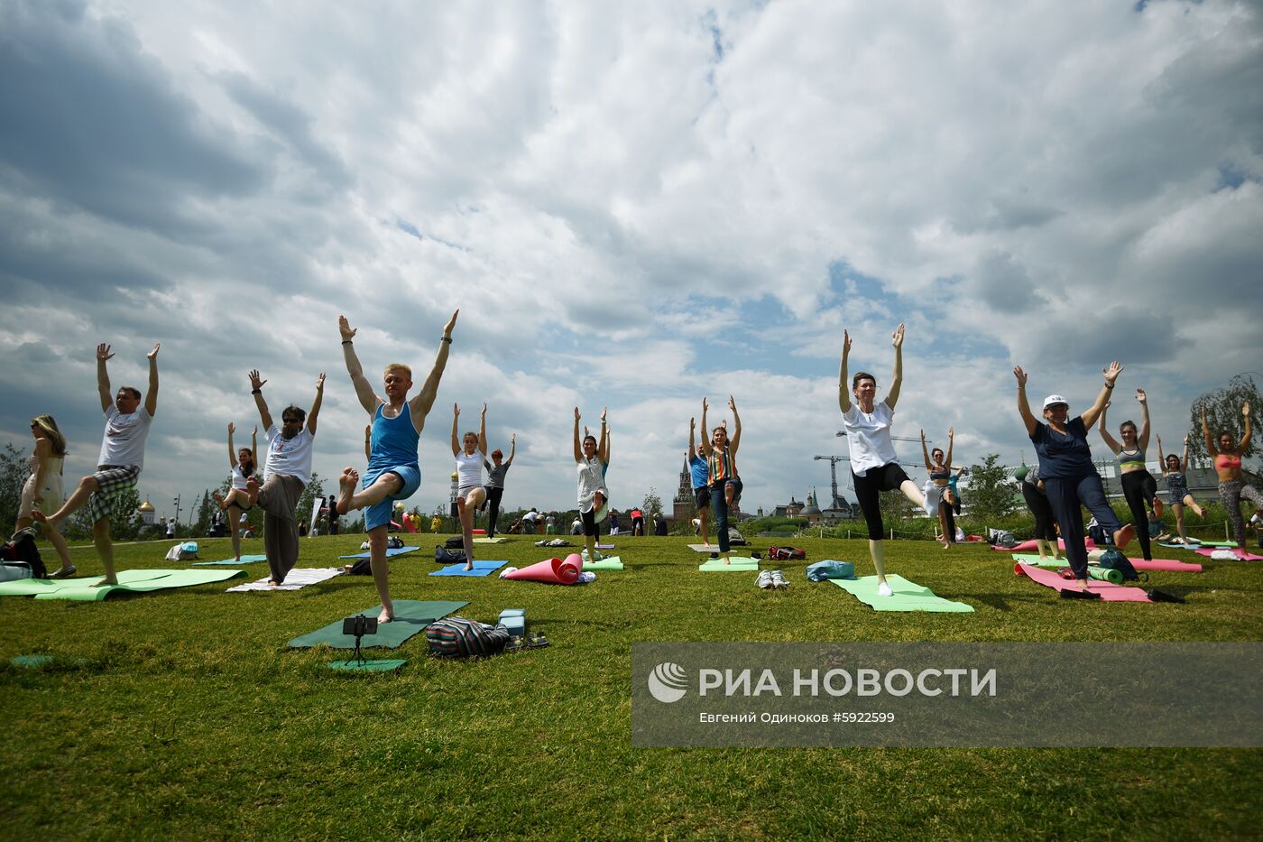 Международный фестиваль йоги в парке "Зарядье"