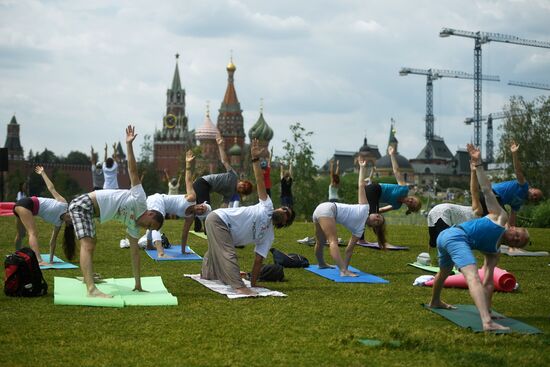 Международный фестиваль йоги в парке "Зарядье"