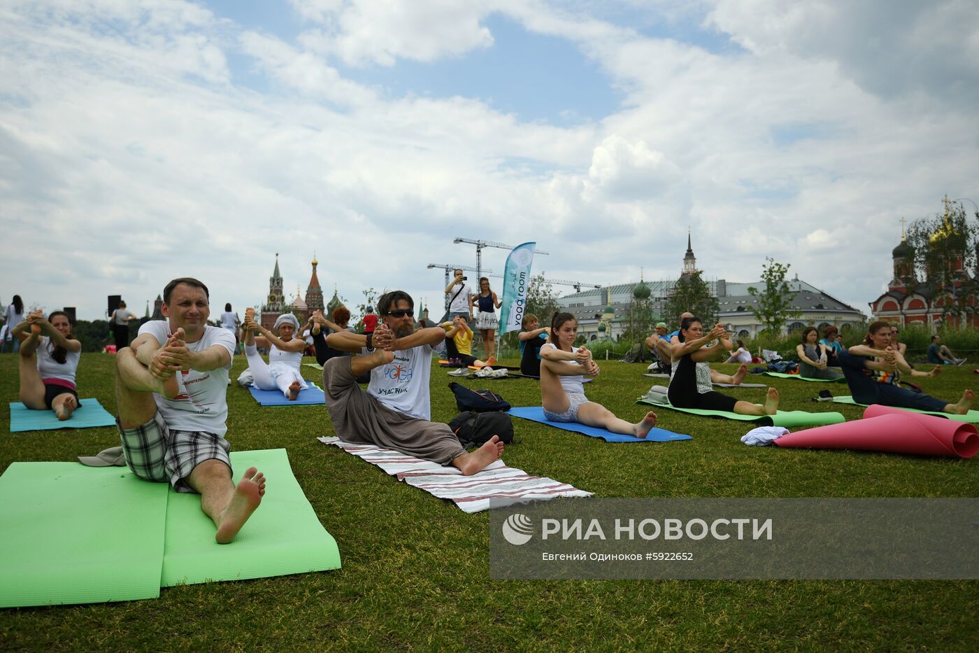 Международный фестиваль йоги в парке "Зарядье"