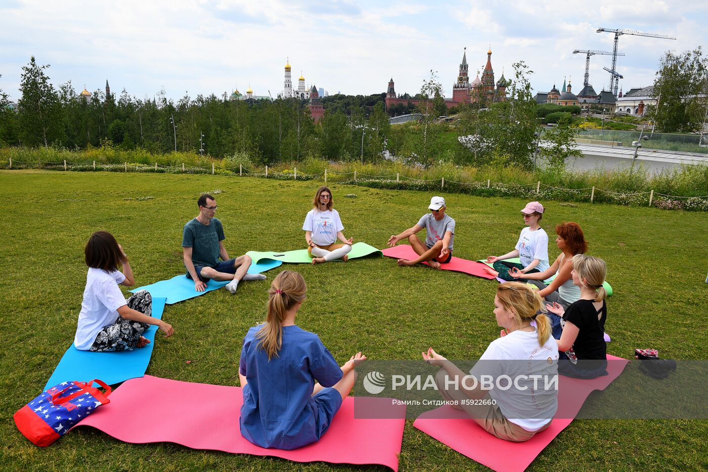 Международный фестиваль йоги в парке "Зарядье"