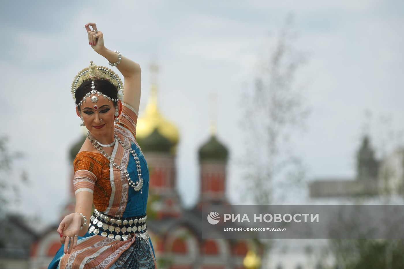 Международный фестиваль йоги в парке "Зарядье"