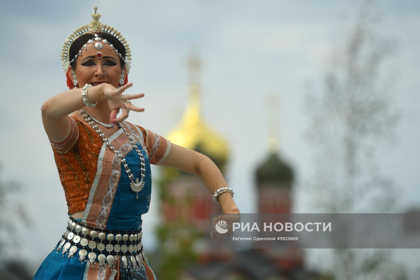 Международный фестиваль йоги в парке "Зарядье"