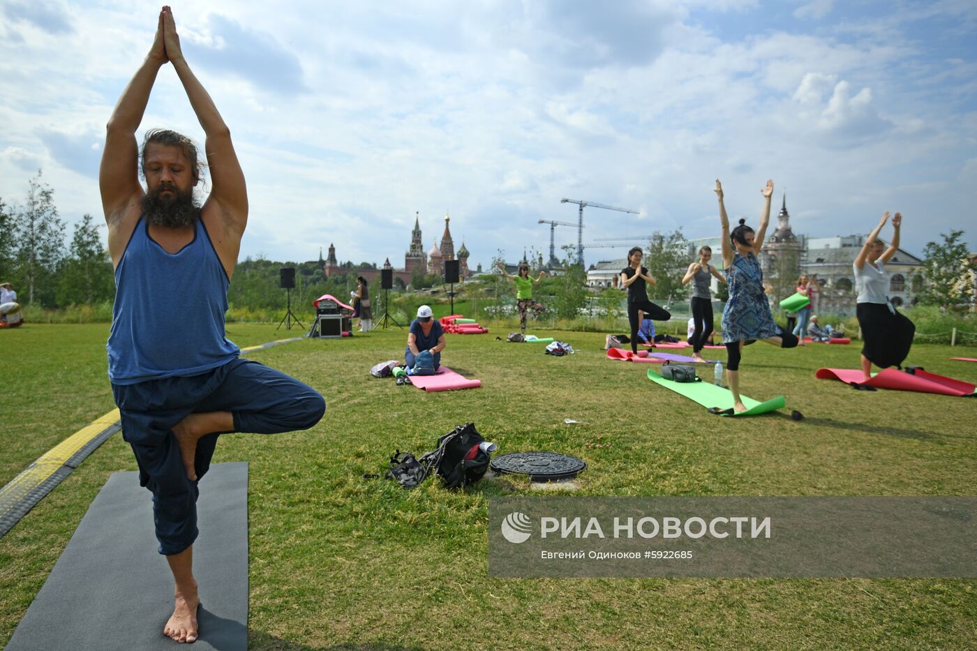 Международный фестиваль йоги в парке "Зарядье"