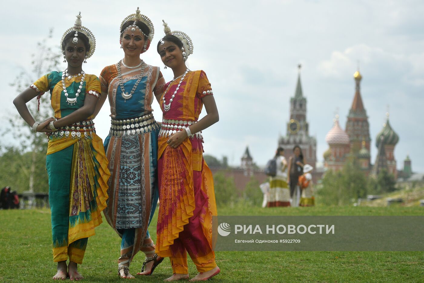 Международный фестиваль йоги в парке "Зарядье"