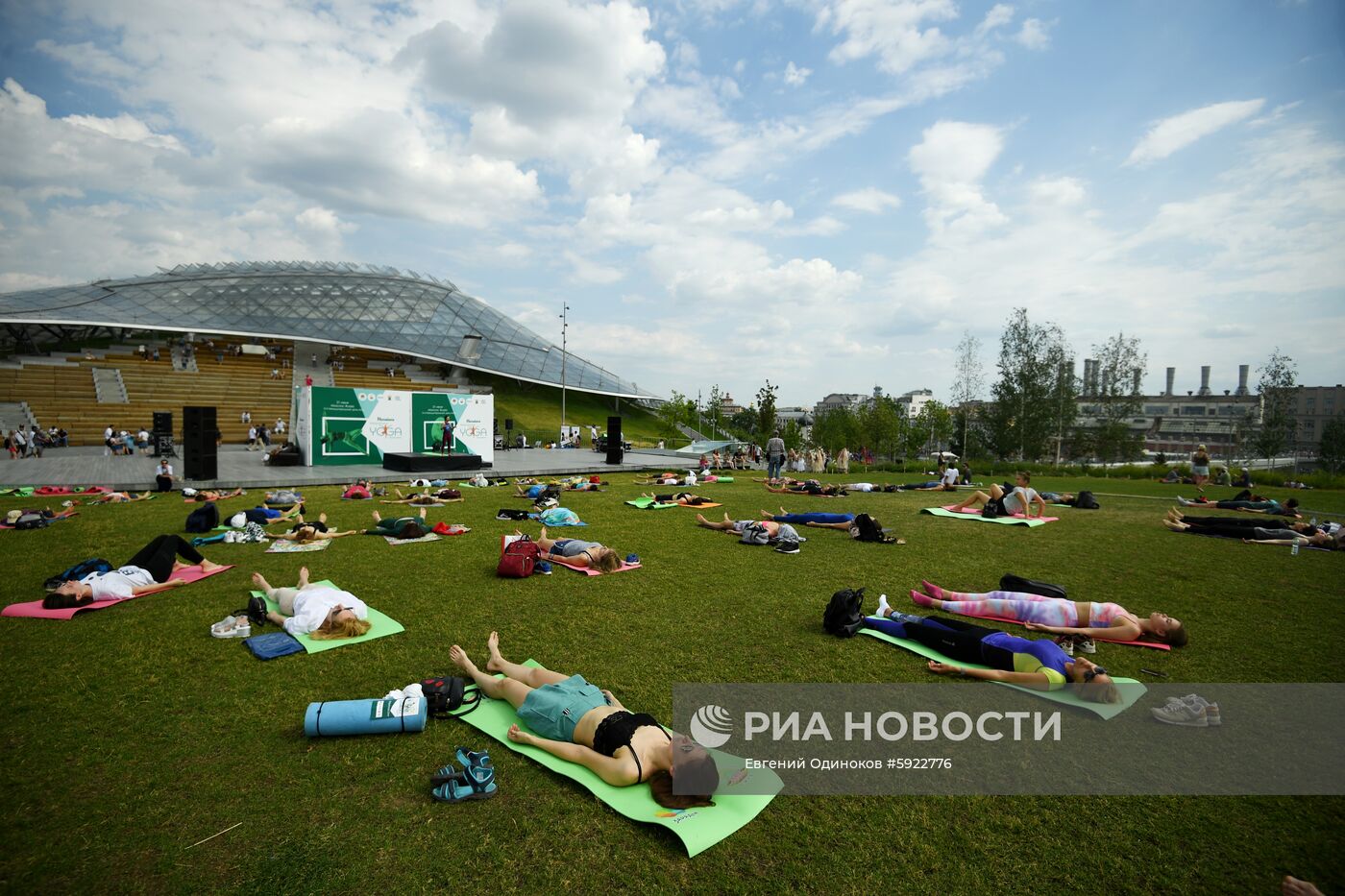 Международный фестиваль йоги в парке "Зарядье"