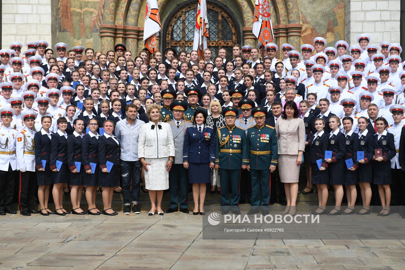 Вручение дипломов выпускникам военных вузов  на Соборной площади Кремля