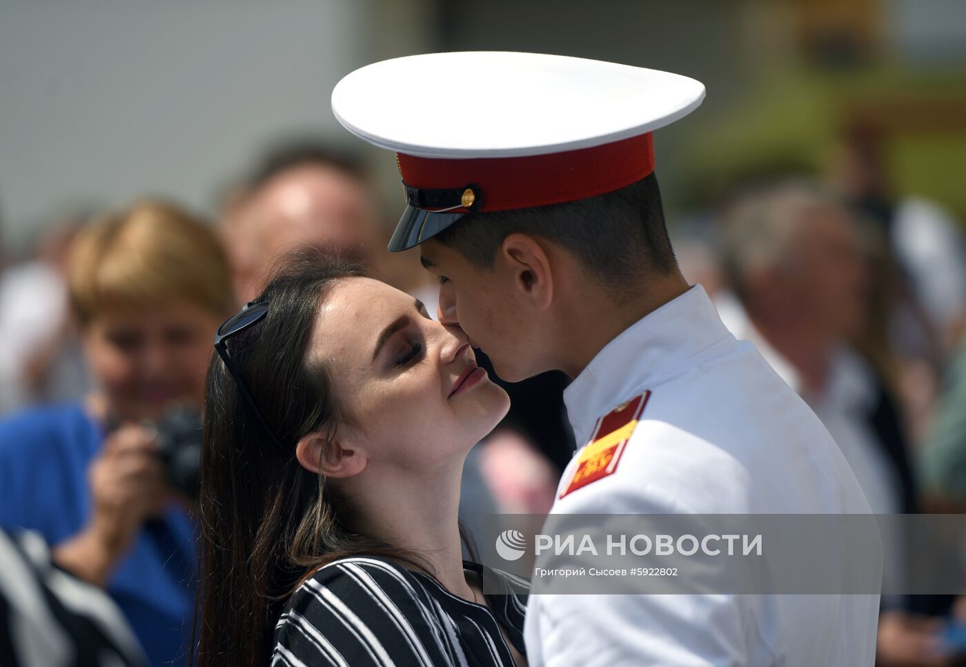 Вручение дипломов выпускникам военных вузов  на Соборной площади Кремля