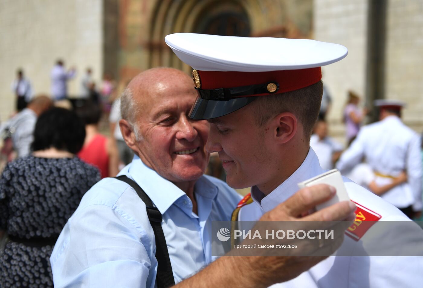 Вручение дипломов выпускникам военных вузов  на Соборной площади Кремля