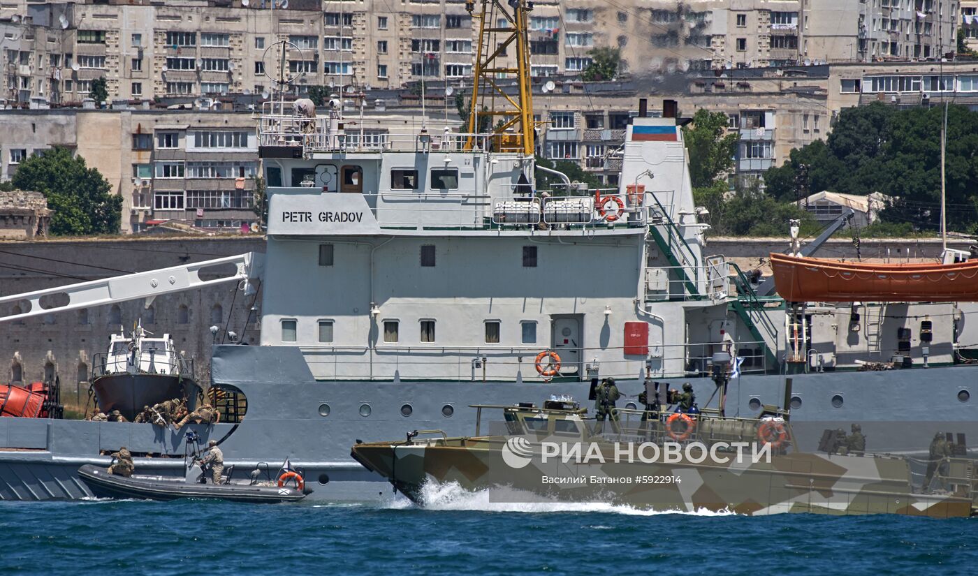 Тренировка военно-технического форума «Армия-2019» в Севастополе