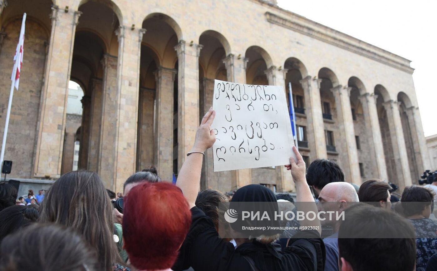 Акция протеста у здания парламента Грузии