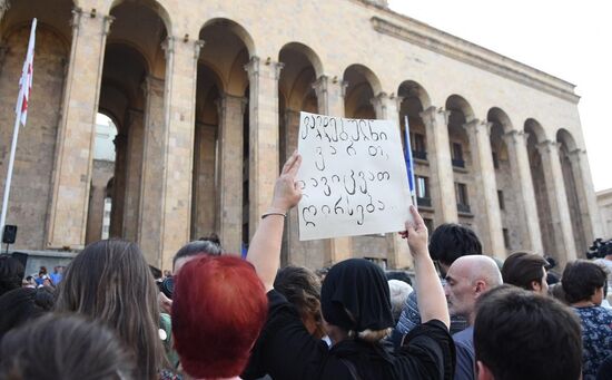 Акция протеста у здания парламента Грузии
