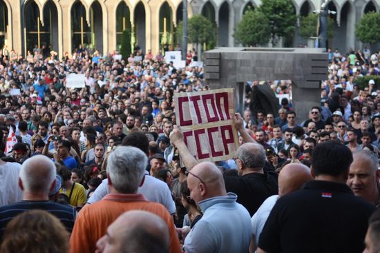Акция протеста у здания парламента Грузии