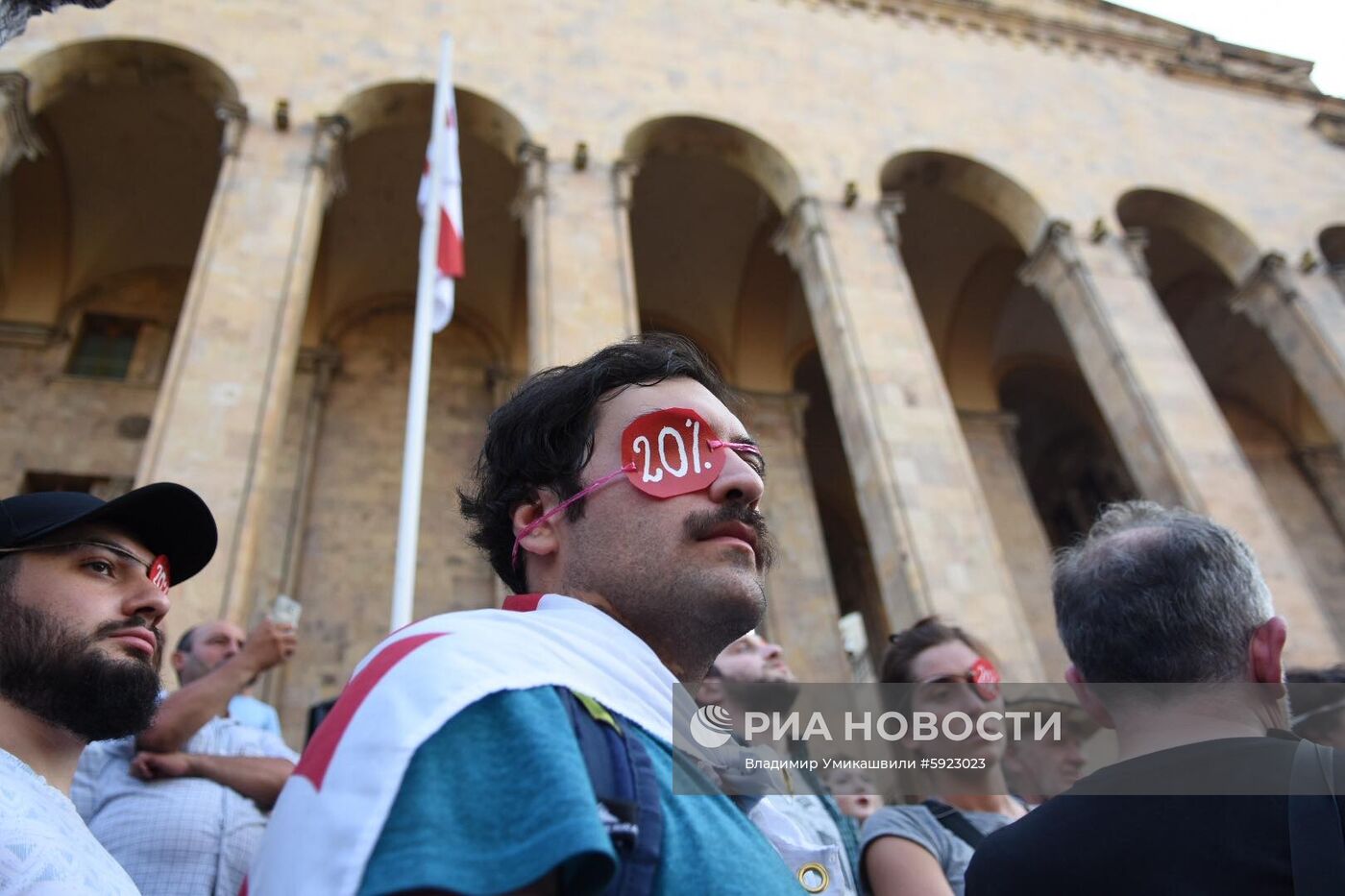Акция протеста у здания парламента Грузии