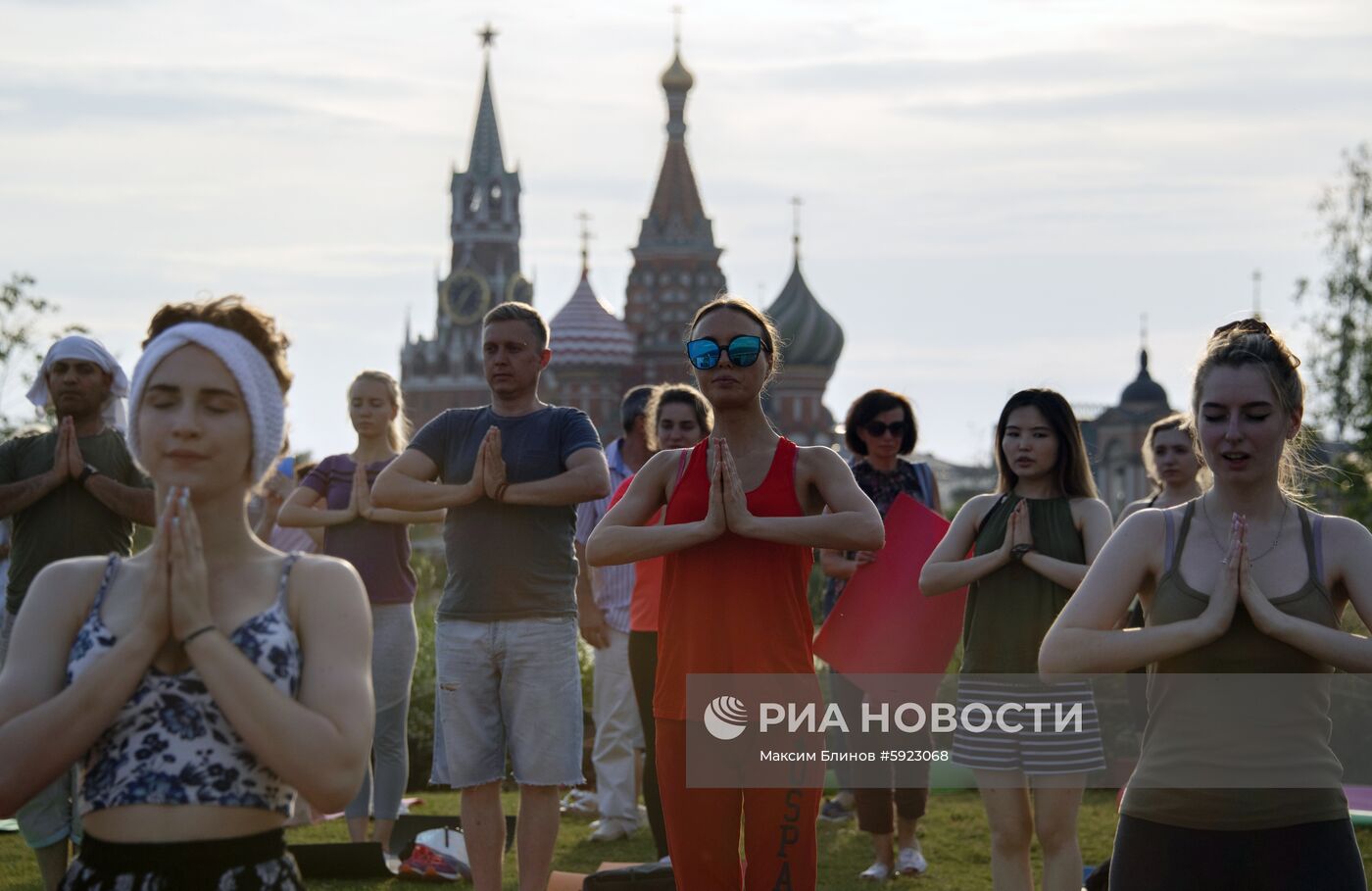 Международный фестиваль йоги в парке "Зарядье"