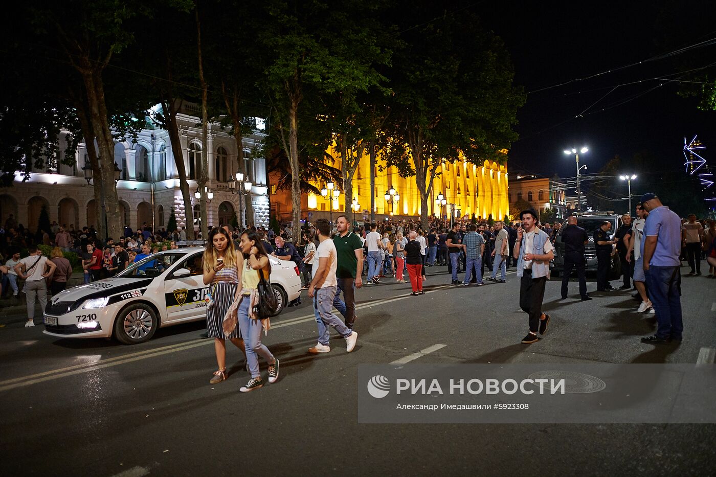 Акция протеста у здания парламента Грузии