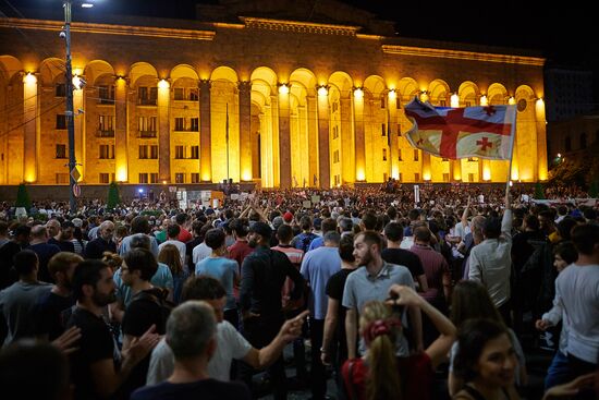 Акция протеста у здания парламента Грузии