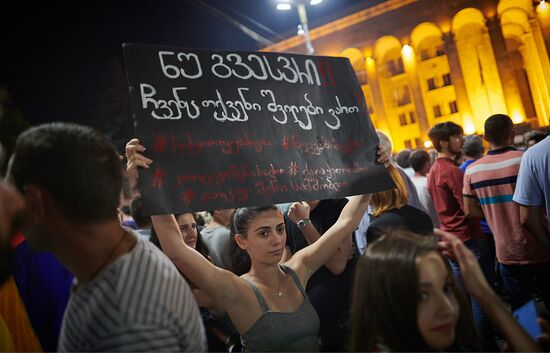 Акция протеста у здания парламента Грузии