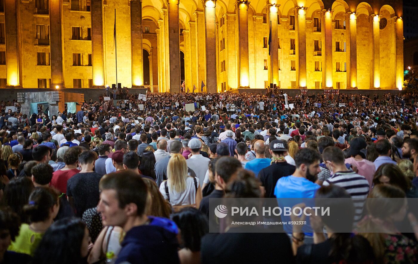 Акция протеста у здания парламента Грузии
