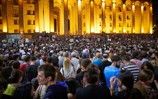 Акция протеста у здания парламента Грузии