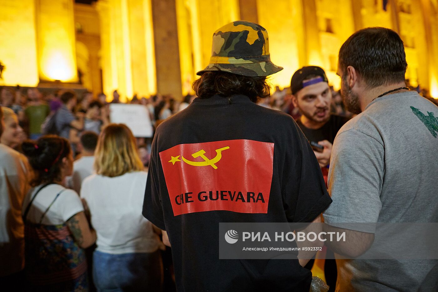 Акция протеста у здания парламента Грузии
