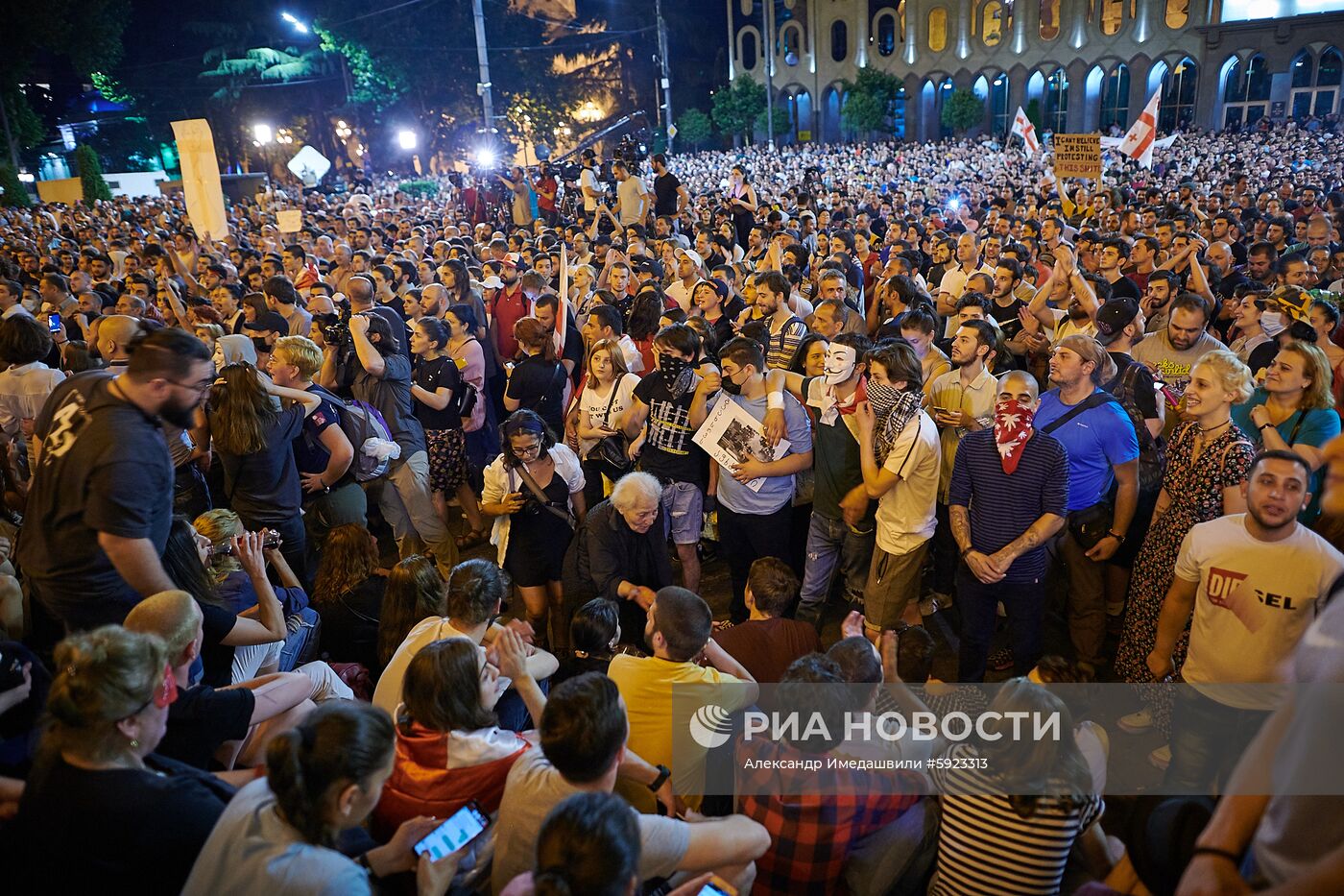 Акция протеста у здания парламента Грузии