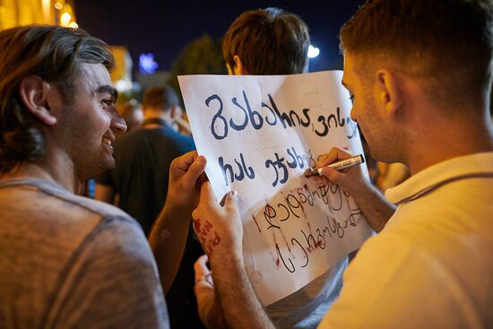 Акция протеста у здания парламента Грузии