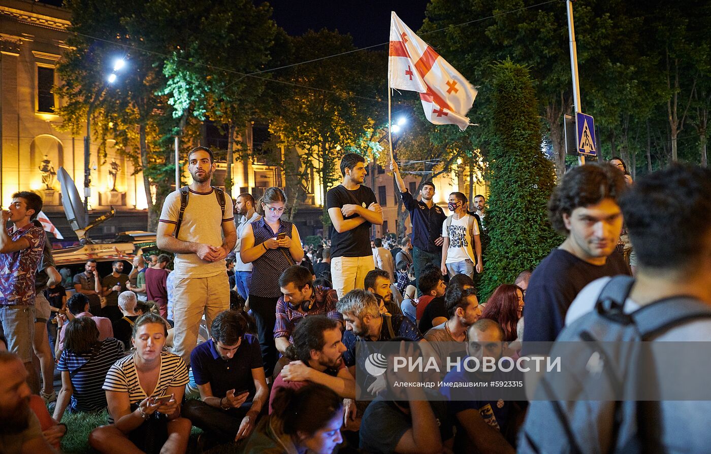 Акция протеста у здания парламента Грузии
