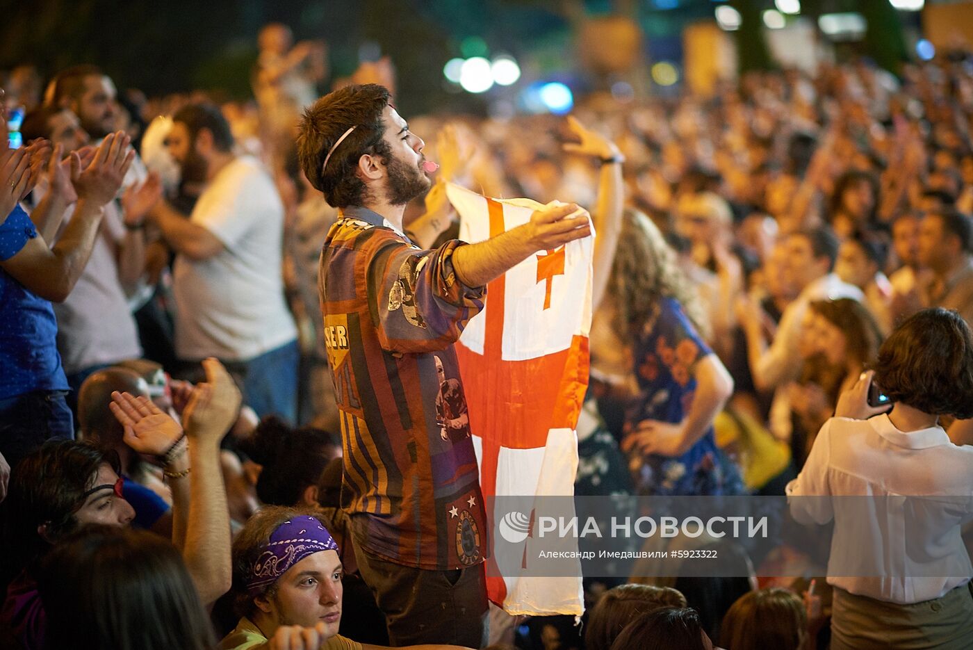 Акция протеста у здания парламента Грузии