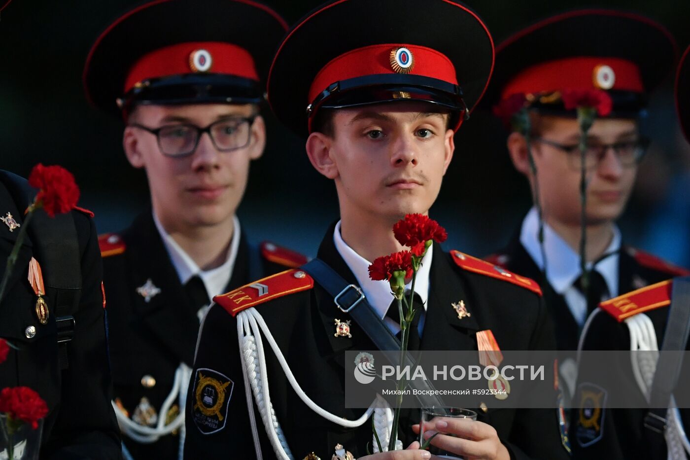 Акция "Вахта памяти. Вечный огонь" в Александровском саду