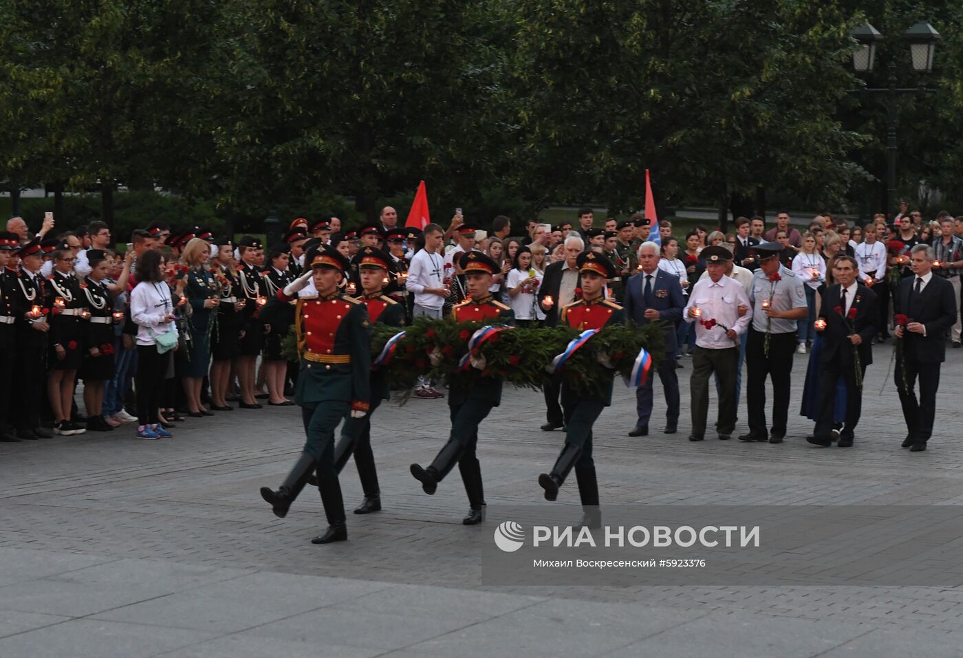 Акция "Вахта памяти. Вечный огонь" в Александровском саду