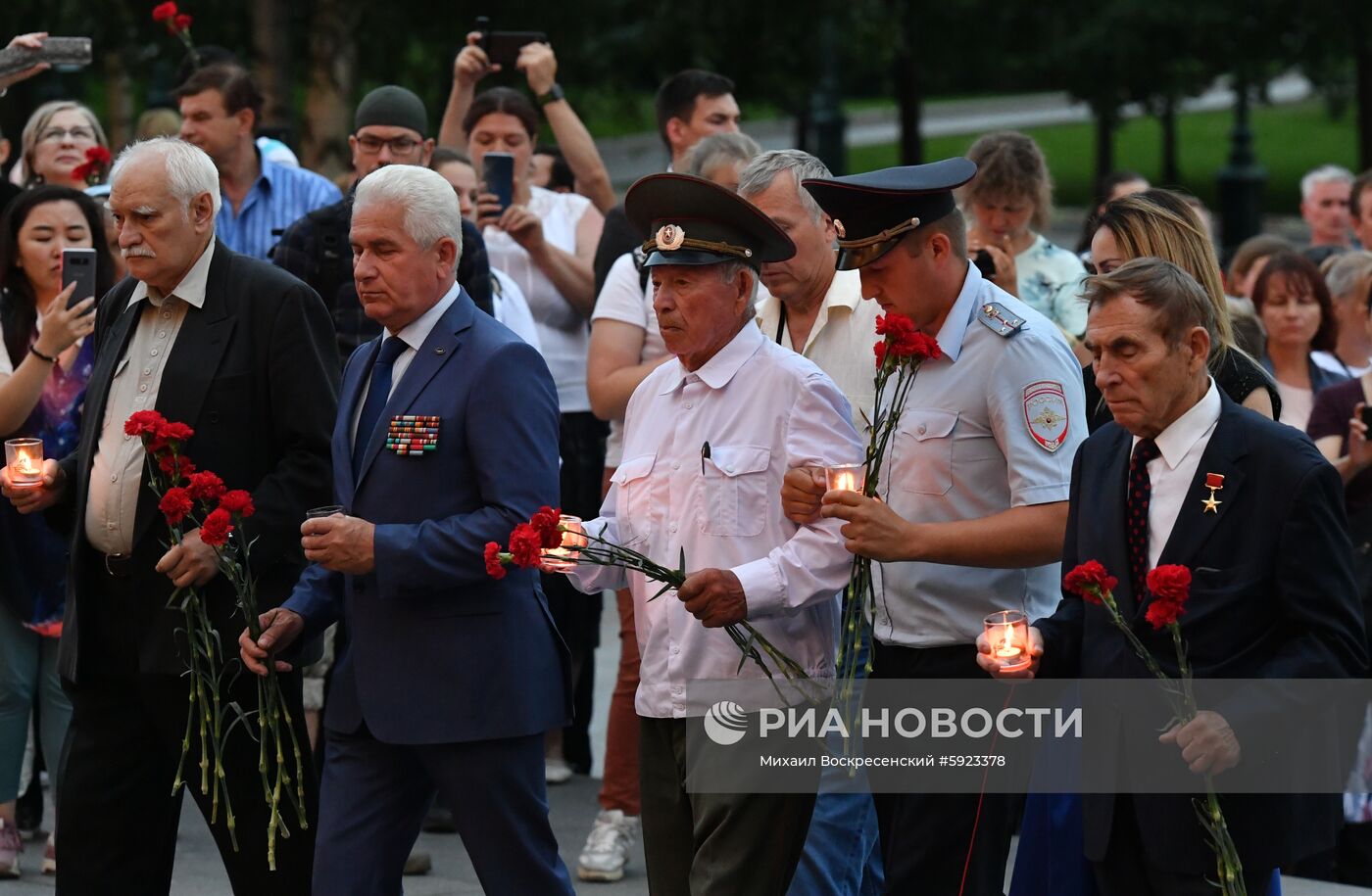 Акция "Вахта памяти. Вечный огонь" в Александровском саду