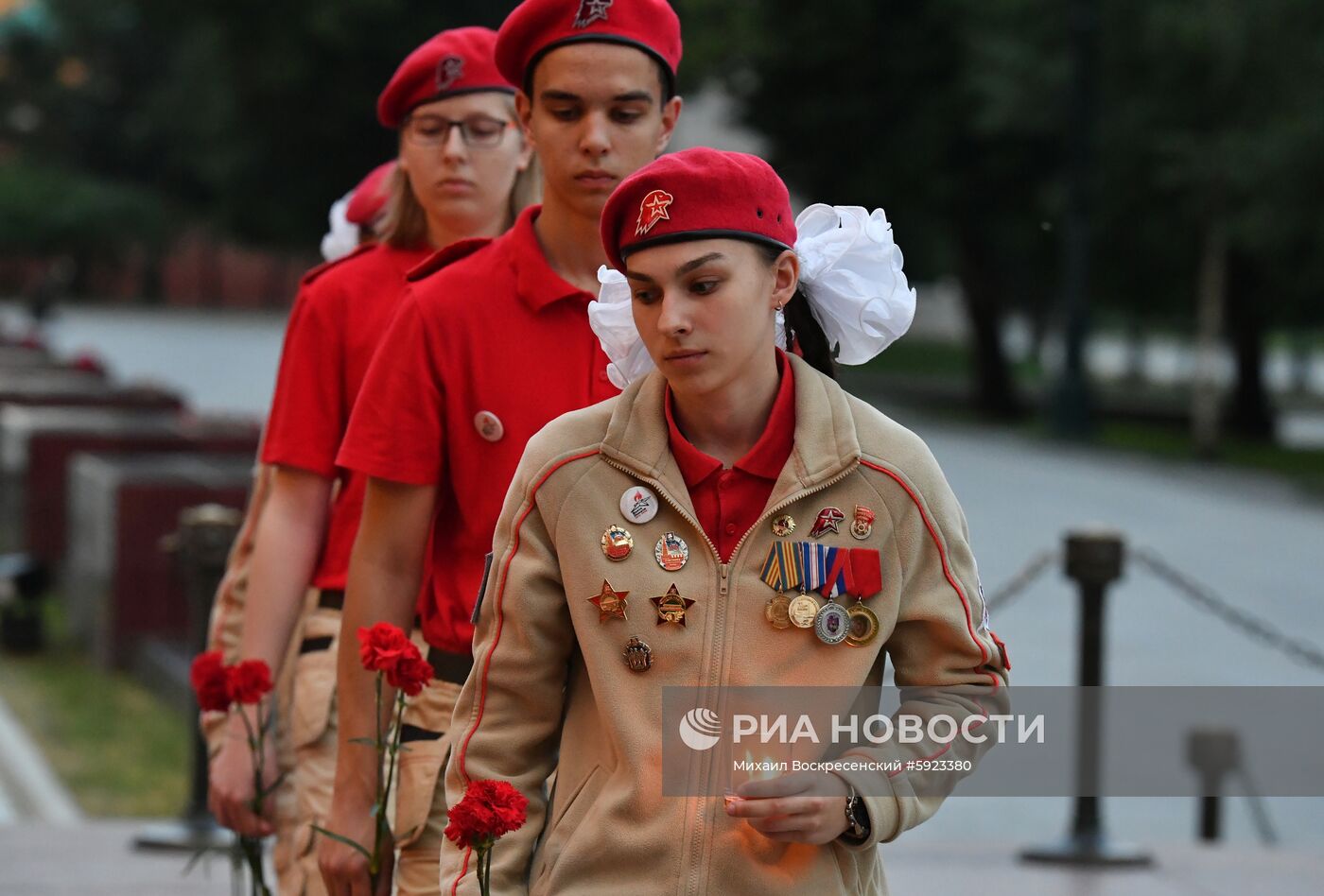 Акция "Вахта памяти. Вечный огонь" в Александровском саду