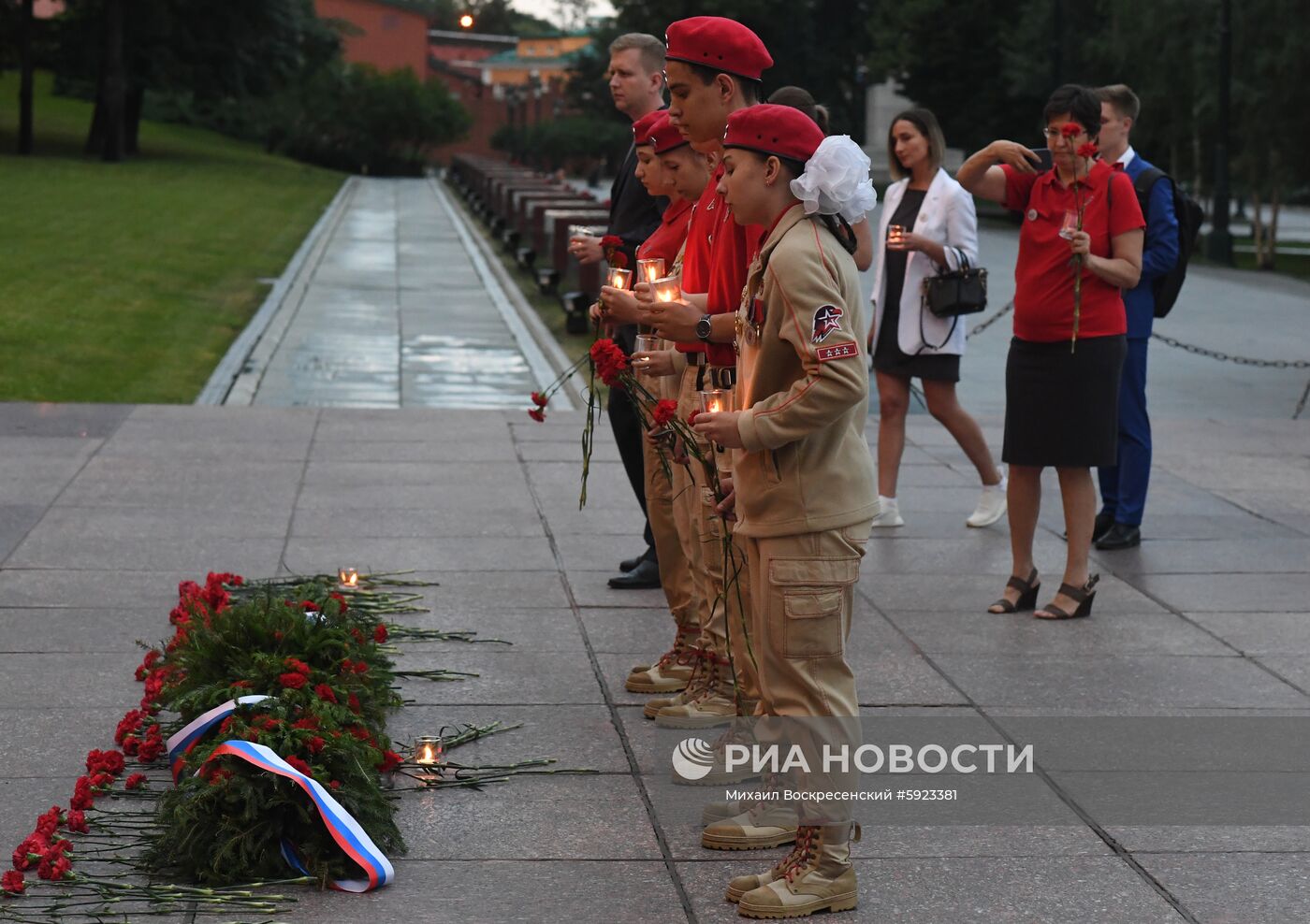 Акция "Вахта памяти. Вечный огонь" в Александровском саду