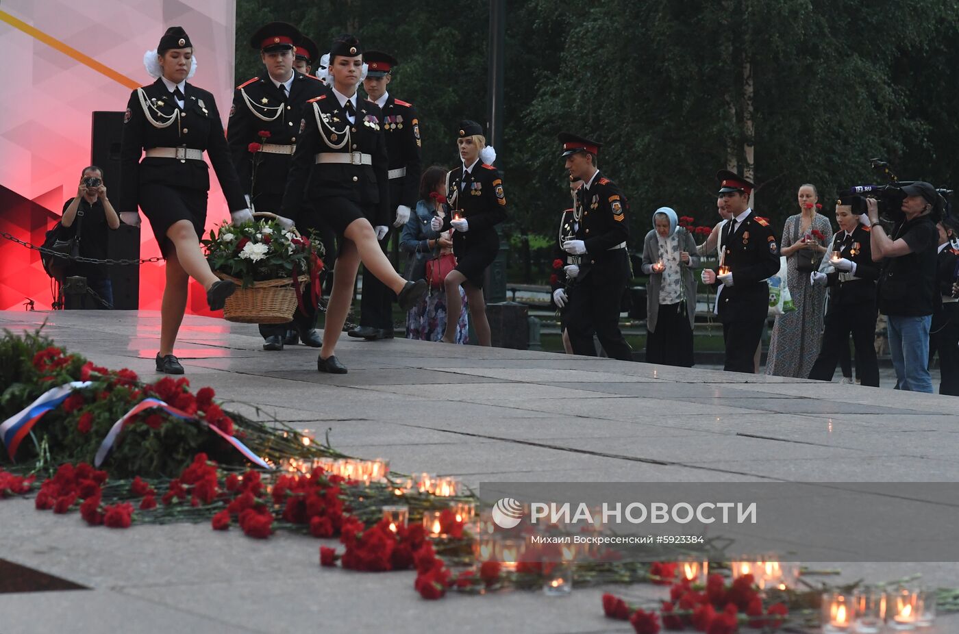 Акция "Вахта памяти. Вечный огонь" в Александровском саду