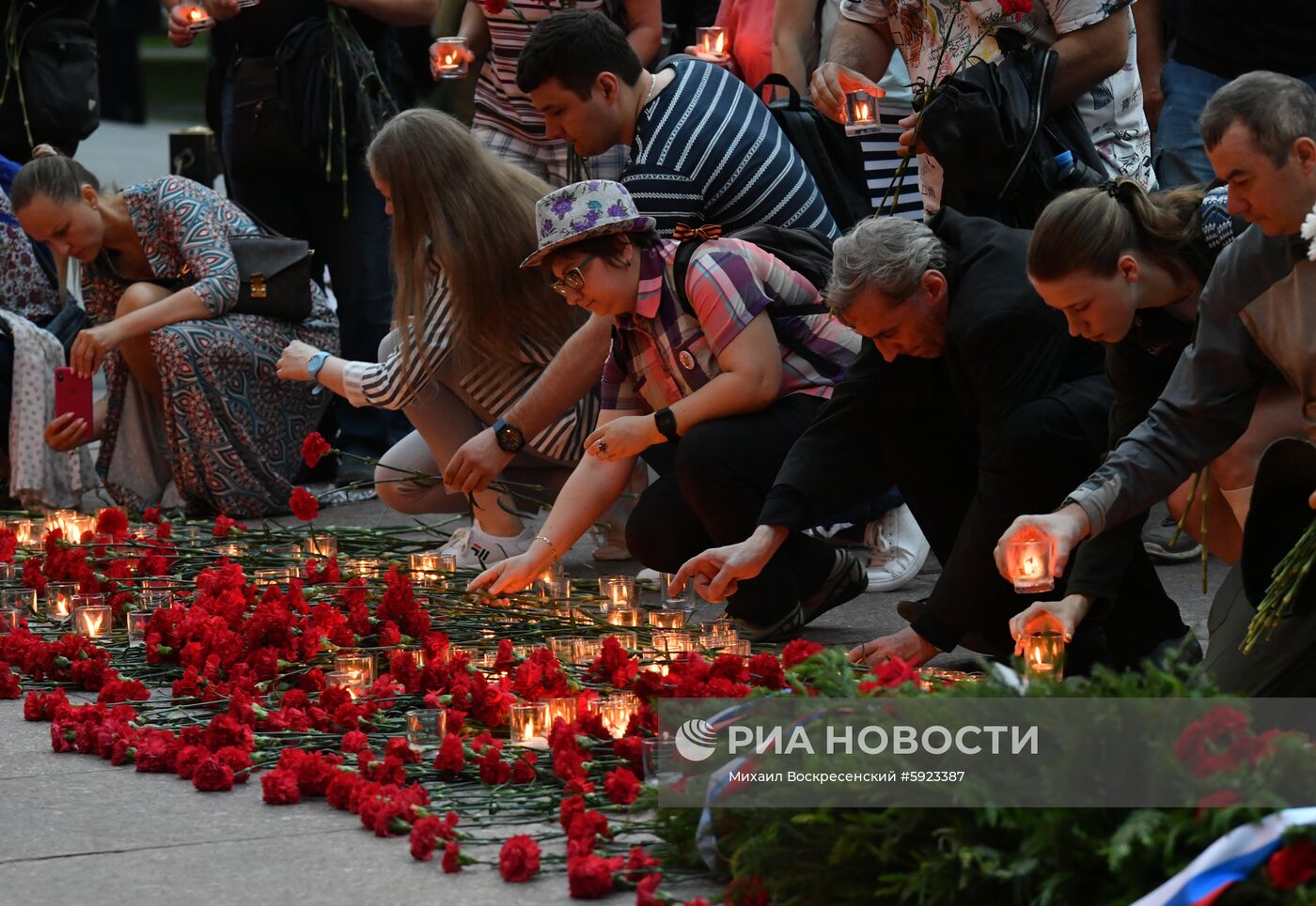 Акция "Вахта памяти. Вечный огонь" в Александровском саду