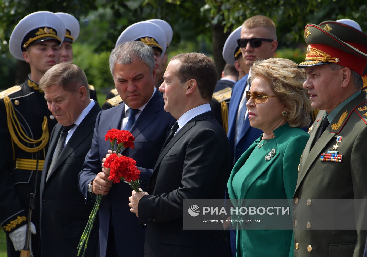 Президент РФ В. Путин и премьер-министр РФ Д. Медведев приняли участие в церемонии возложения венков к Могиле Неизвестного Солдата