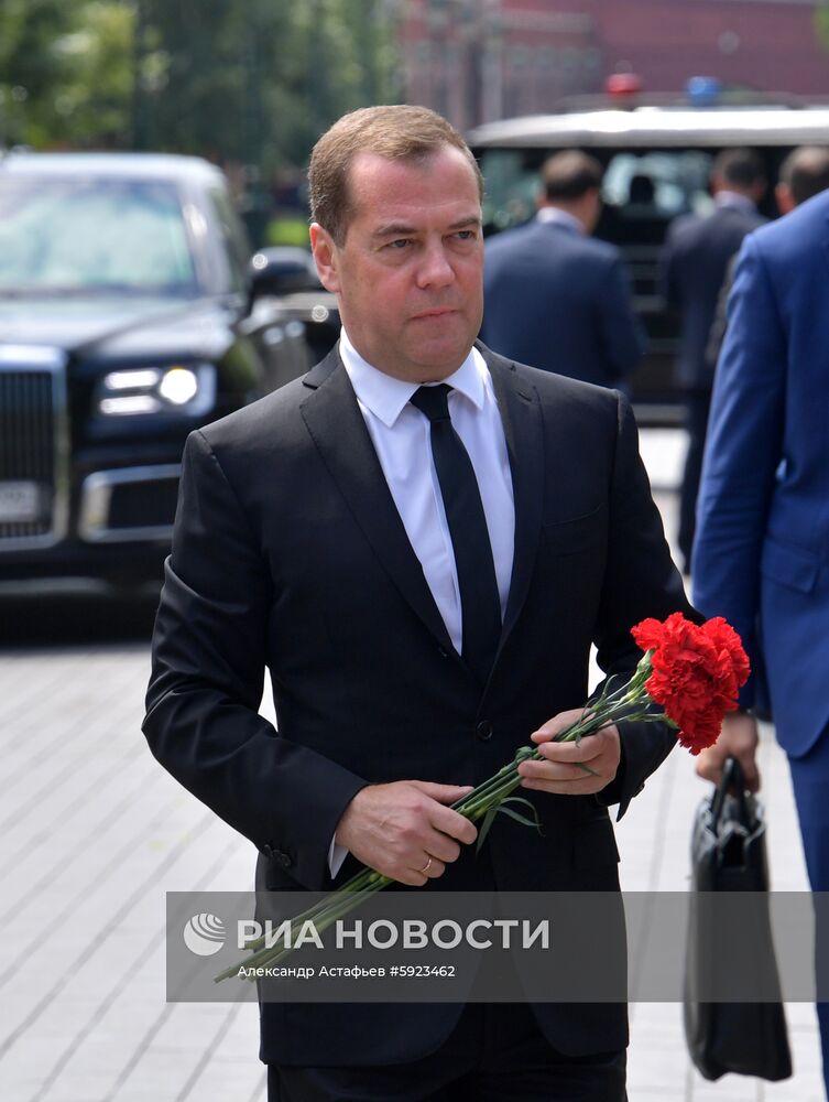 Президент РФ В. Путин и премьер-министр РФ Д. Медведев приняли участие в церемонии возложения венков к Могиле Неизвестного Солдата